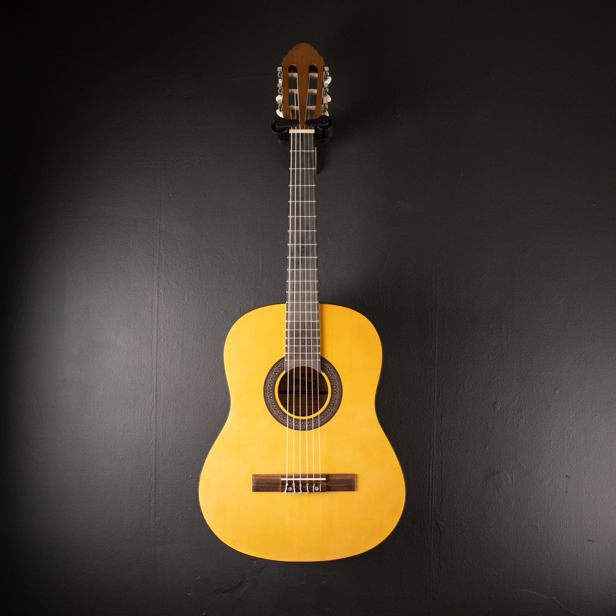Stagg C430 M NAT Guitar pack with 3/4 natural-coloured classical guitar with linden top, tuner, bag
